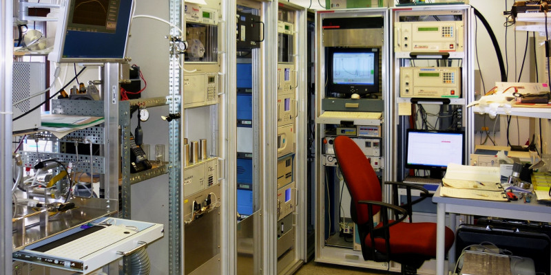 Messraum des Umweltbundesamts in einer Luftmessstation mit mehreren Motioren, Computer, Messgeräten und einem PC-Arbeitsplatz