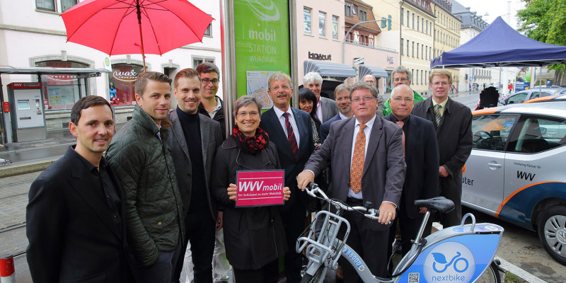 Einweihung einer Mobilitätsstation an einer Straße in Würzburg