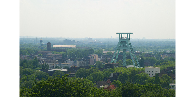 Luftaufnahme auf Bochum mit Blick auf den Kohle-Förderturm einer Zeche. 