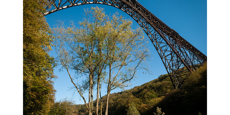 Park mit Müngstener Brücke in Solingen