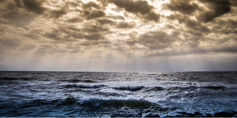 Blick auf die Ostsee, dramatischer Wolkenbildung mit durchscheinenden Sonnenstrahlen 
