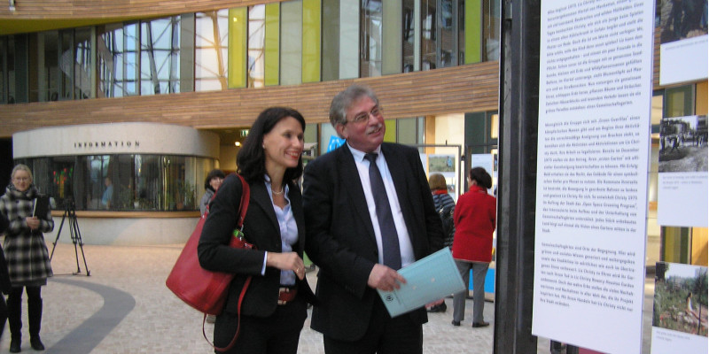 Rita Schwarzelühr-Sutter, Parlamentarische Staatssekretärin des Bundesumweltministeriums, und Thomas Holzmann, amtierender Präsident des UBA, bei der Begehung der Ausstellung. 