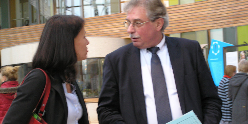 Rita Schwarzelühr-Sutter, Parlamentarische Staatssekretärin des Bundesumweltministeriums, und Thomas Holzmann, amtierender Präsident des UBA, bei der Begehung der Ausstellung.