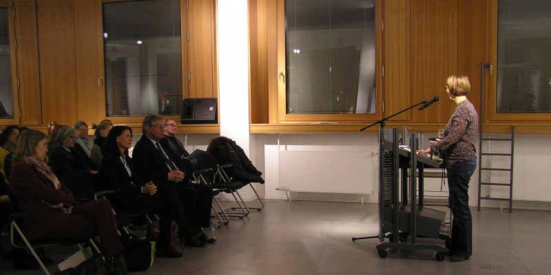 Umwelthistorikerin Anna-Katharina am Rednerpult bei ihrer Rede zur Eröffnung der Ausstellung.