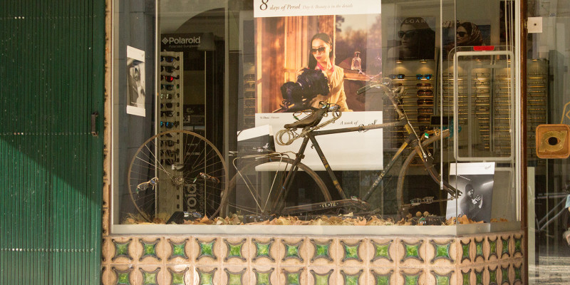 Schaufenster mit einem Fahrrad als Dekoration