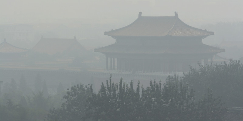 Gebäude der Verbotenen Stadt in Peking sind von Smog eingehüllt.