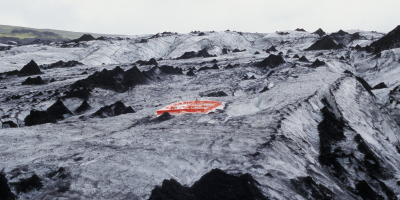 Schwarz-weiß-Aufnahme eines Gebirges, darin in Rot: ein Rahmen, mit dem die Künstlerin einen Abdruck des Bodens macht.
