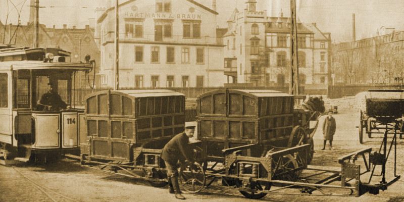 Straßenbahn mit zwei Waggons, Fahrer und Arbeiter