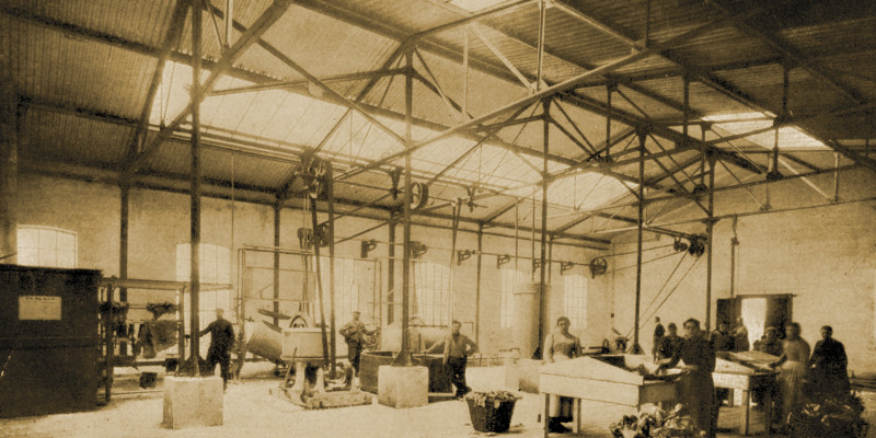 Große Halle, in der Arbeiter Lumpen sortieren