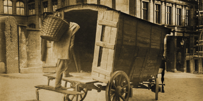 Entleerung von Müllsammelgruben mit Weidenkörben und Bollerwagen