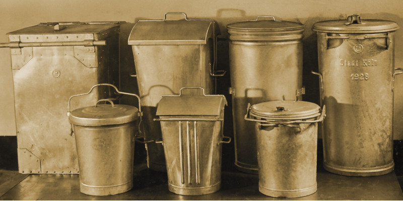 Verschiedene Metallmülleimer
