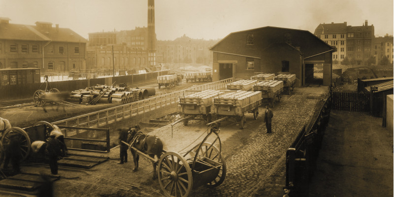 Fabrikgelände auf dem Mülltonen auf Pfederwagenverladen werden