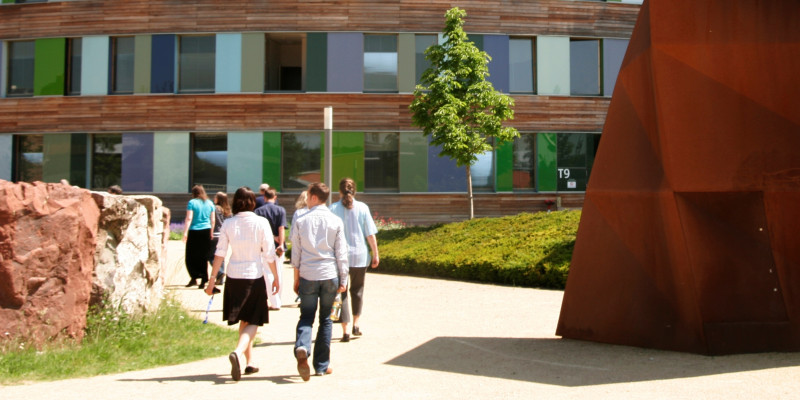 Beschäftigte des UBA gehen zum Haupteingang des UBA-Dienstsitzes in Dessau-Roßlau