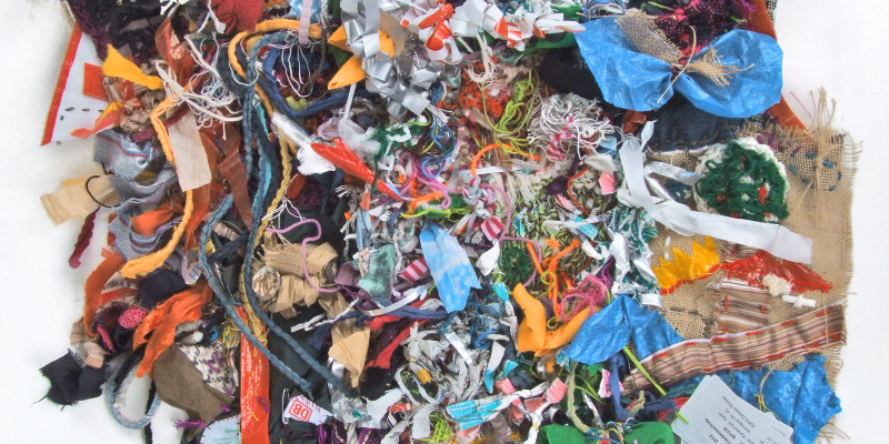Patchwork-Tuch aus verschiedenen Stoffe, Plastik und anderen Materialien, die zusammengenäht wurden