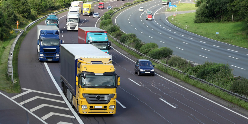 LKW und Pkw auf der Autobahn