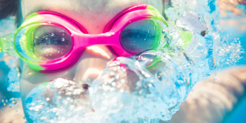 Kind mit Schwimmbrille