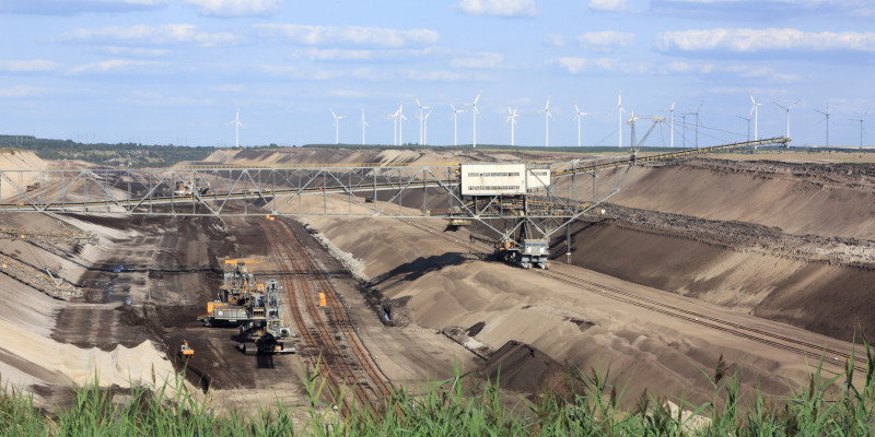 Braunkohletagebau mit Bagger und Förderbrücke und Gleisen