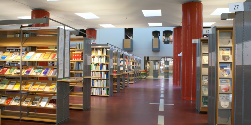 Blick in die Bibliothek am Standort Dessau