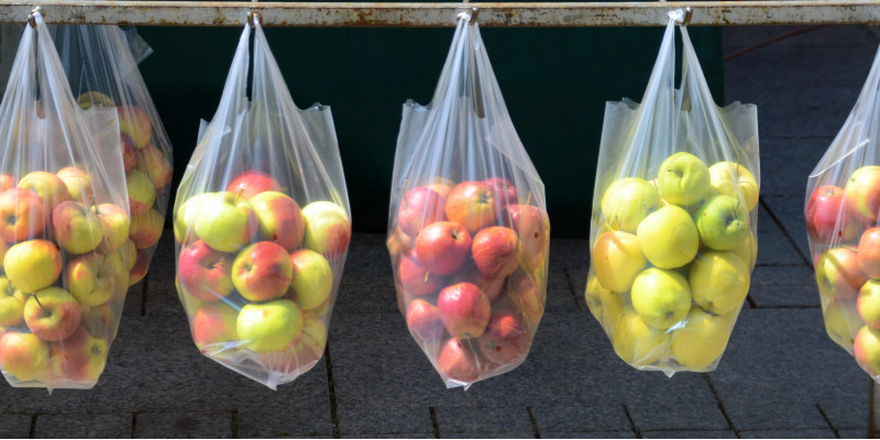 Plastiktüten mit Äpfeln
