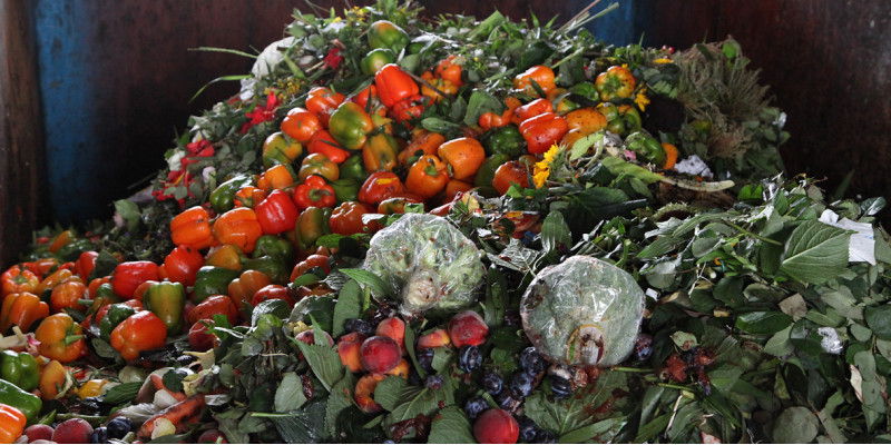 Obst- und Gemüseabfall auf einem Haufen