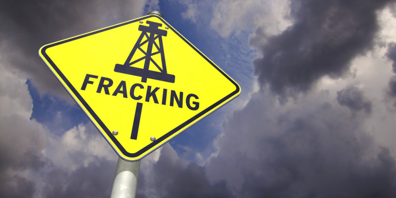 gelbes Schild mit Wort "Fracking"