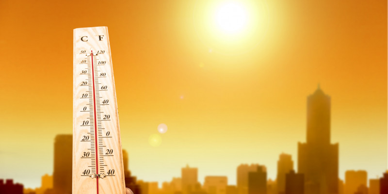Thermometer vor Skyline bei Hitze