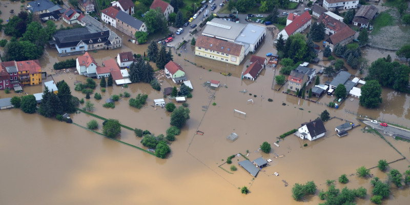 Ansicht einer vom Hochwasser überfluteten Wohn- und Geschäftssiedlung