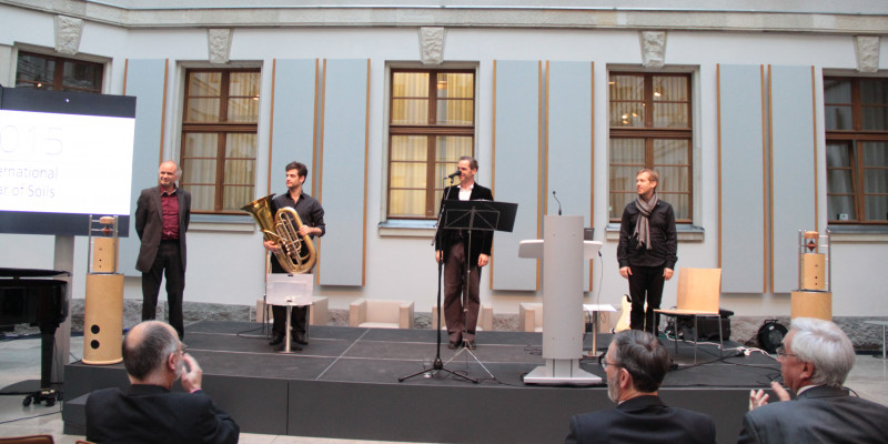 Tobias Morgenstern and colleagues play according to the „Bodenkantate“