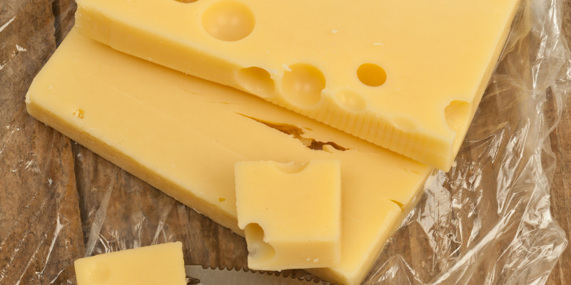 Käse, aus Plastikfolie ausgewickelt