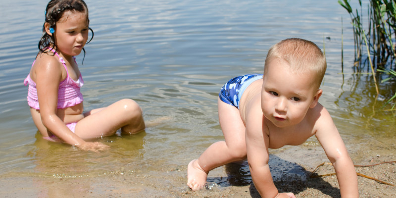 Badende Kinder im flachen Wasser