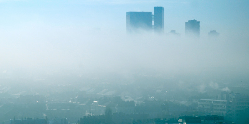 Stadtpanorama mit Smogschicht