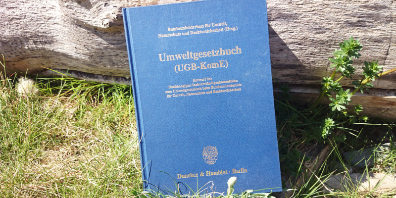 Das Umweltgesetzbuch im Gras