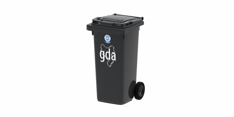schwarze Restmülltonne versehen mit dem Logo des Umweltzeichens Blauer Engel und der Aufschrift gda