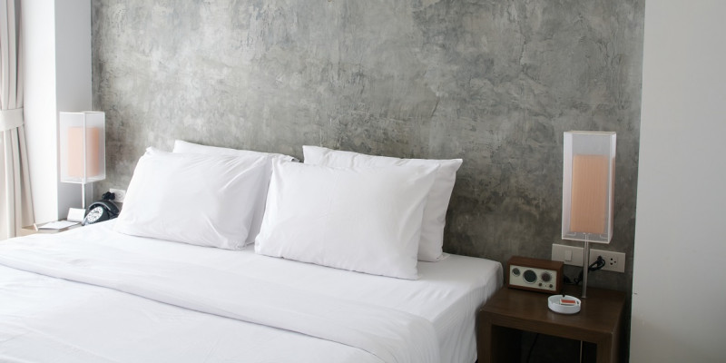 Doppelbett bezogen mit weißer Bettwäsche