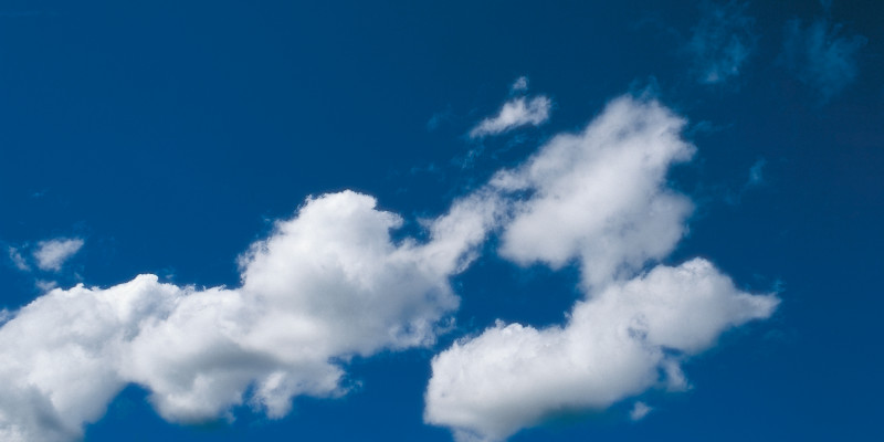 Blauer Himmel mit Wolken in der Mitte