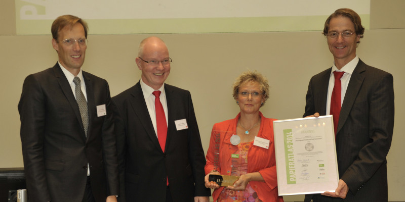 Veranstalter und Partner des Wettbewerbs "Papieratlas 2014" während der Auszeichnung der Stadt Erlangen