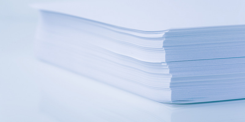 Ein Stapel weißes, unbeschriebenes Kopierpapier vor weißem Hintergrund