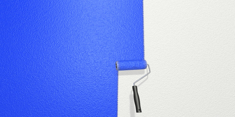 weiße Wand teils mit Farbrolle blau gestrichen