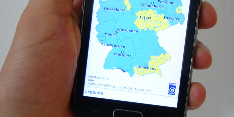 Nahaufnahme von Mobiltelefon auf dem Deutschlandkarte abgebildet ist.
