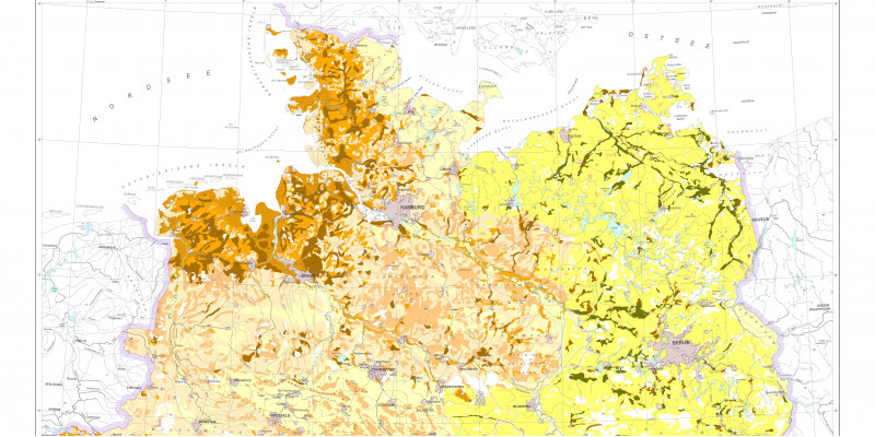Die Karte zeigt die Grundzüge der Humusgehalte der Böden in Deutschland: Hohe Humusgehalte finden sich an der Nordseeküste, den Mittelgebirgen und dem Alpenraum; in Richtung des kontinentaleren Ostens nehmen sie ab. 