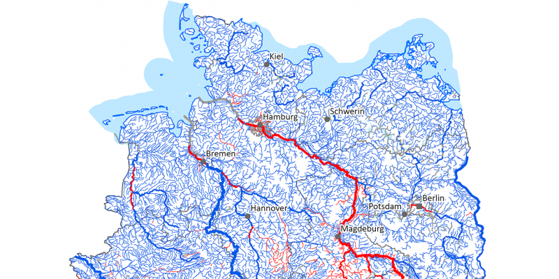 Die Karte zeigt den Vergleich der Umweltqualitätsnorm mit den Konzentrationen in den Wasserkörper der deutschen Fließgewässer für die bereits 2008 geregelten Stoffe mit unveränderter Umweltqualitätsnorm im Zeitraum 2016-2019 ohne die Bewertung von Quecksilber.  In 96 % Wasserkörper wurden danach keine Überschreitungen (blau) und 4 % mindestens für eine Umweltqualitätsnorm eine Überschreitung (rot) festgestellt. 
