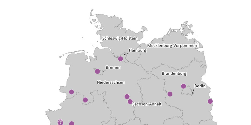 Die Karte zeigt die räumliche Verteilung der berichtspflichtigen PRTR-Betriebe der Roheisen- und Stahlerzeugung im Jahr 2022. Die meisten dieser Betriebe liegen im Bundesland Nordrhein-Westfalen.