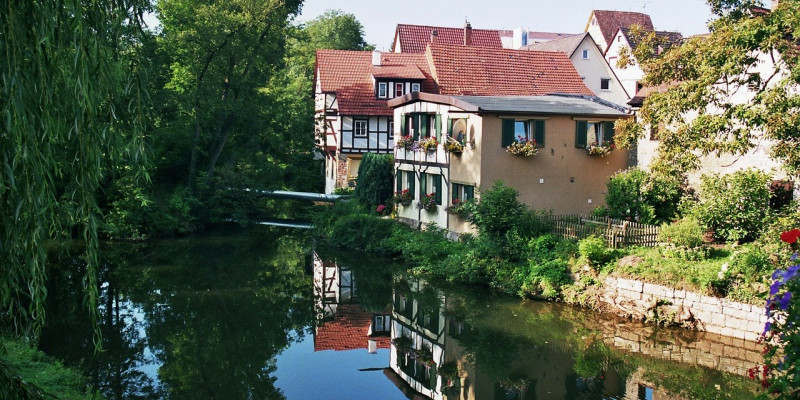 Ein Fachwerkhaus am Ufer eines Flusses