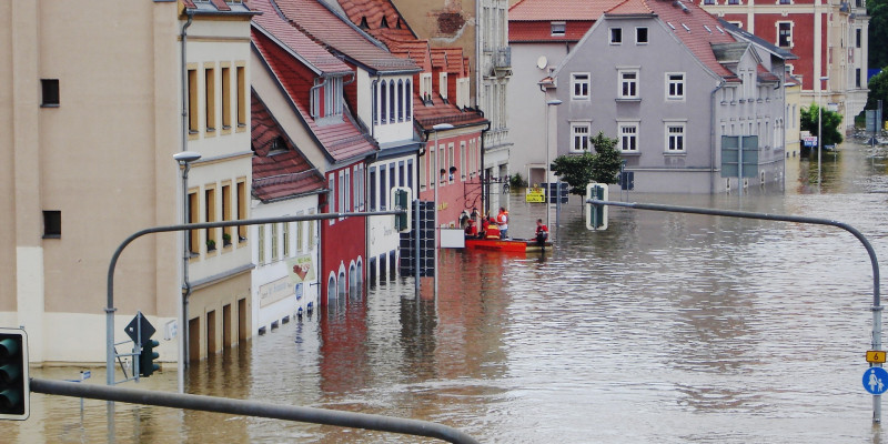 Überschwemmter Straßenzug in einer Kleinstadt