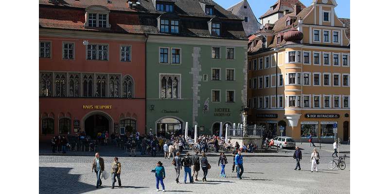 Marktplatz in Regensburg mit Menschen.