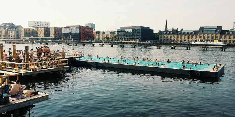 Eine Vielzahl von Personen badet im Badeschiff auf der Spree in Berlin