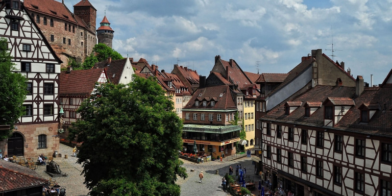 Ansicht der Altstadt in Nürnberg an einem sonnigen Sommertag