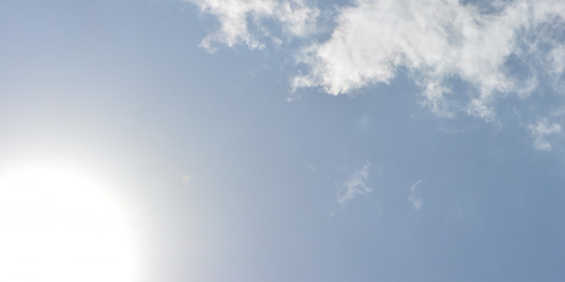 Blauer Sommerhimmel mit kleinen Wölkchen