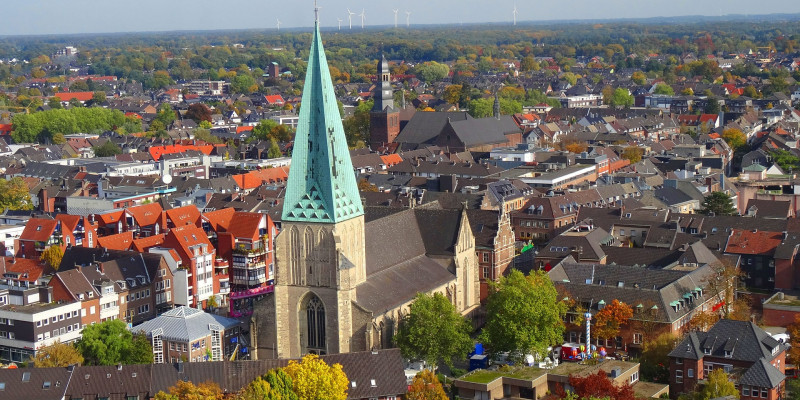 Luftaufnahme der Stadt Bocholt, im Vordergrund befindet sich eine Kirche