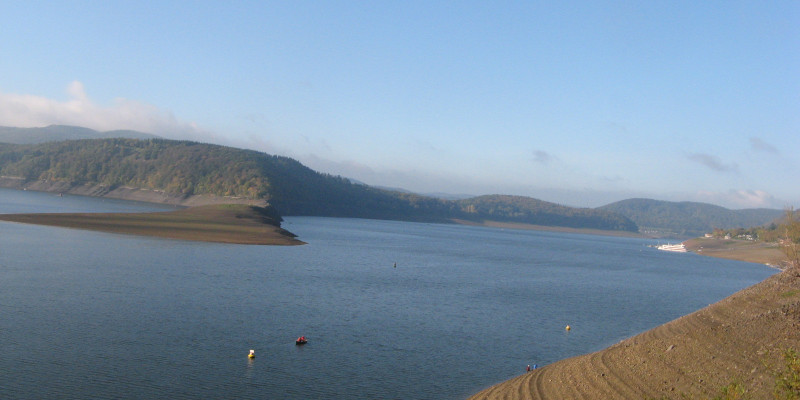 Blick von der Edertalsperre nach unten auf den Stausee